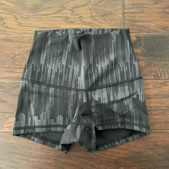 Lululemon Boogie Short *Luxtreme (Roll Down) - Picture 2 of 4